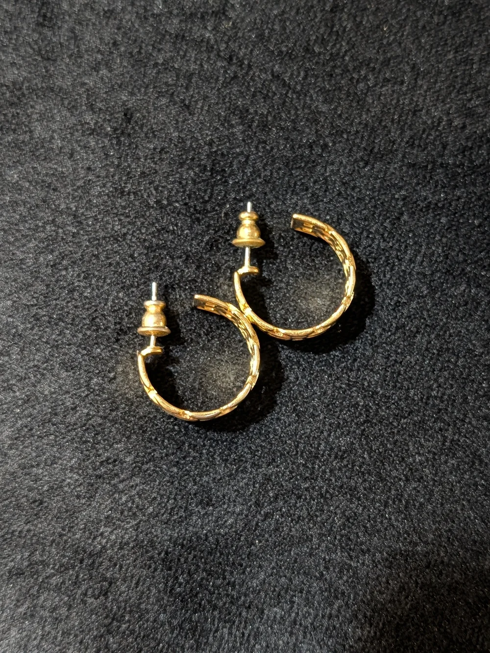 Gold Tone Woven Basketweave Huggie Hoop Earrings Screw Back No Stone Lobe
